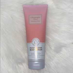 Bath and body works moisturizing body wash💞